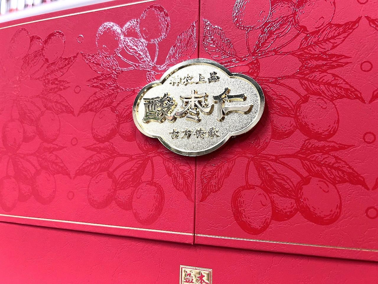 三种颜色相互映衬,既展现了产品的传统文化根基,又突出了其天然、科学的特点。这样精心设计的包装,让神农上品酸枣仁保健品在众多同类产品中脱颖而出,成为消费者养生保健的优质选择。