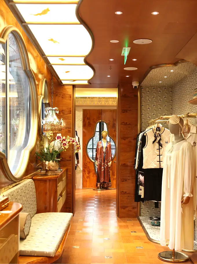 LOEWE携手哈啰推出“金色骑旅”限时体验/喜茶首家海外LAB店在美国纽约时代广场开业