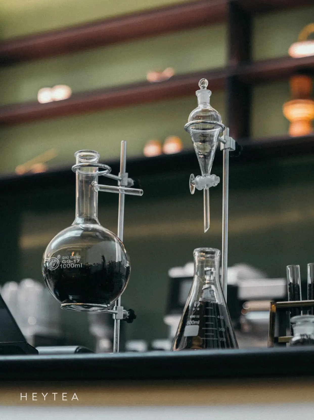 LOEWE携手哈啰推出“金色骑旅”限时体验/喜茶首家海外LAB店在美国纽约时代广场开业