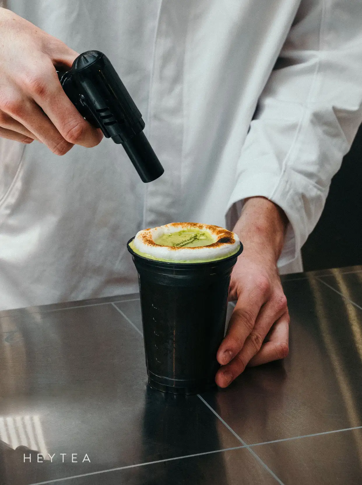 LOEWE携手哈啰推出“金色骑旅”限时体验/喜茶首家海外LAB店在美国纽约时代广场开业