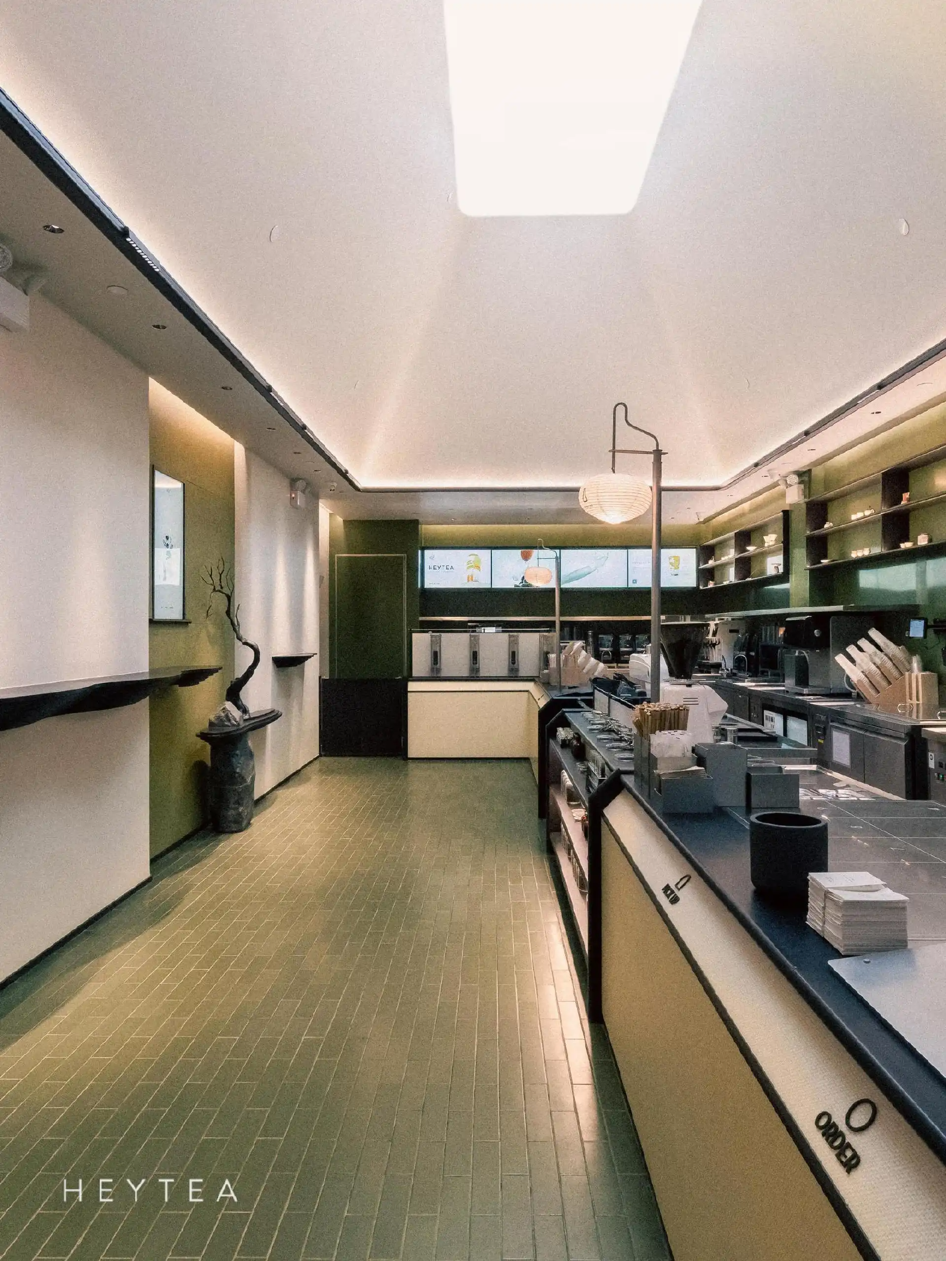 LOEWE携手哈啰推出“金色骑旅”限时体验/喜茶首家海外LAB店在美国纽约时代广场开业