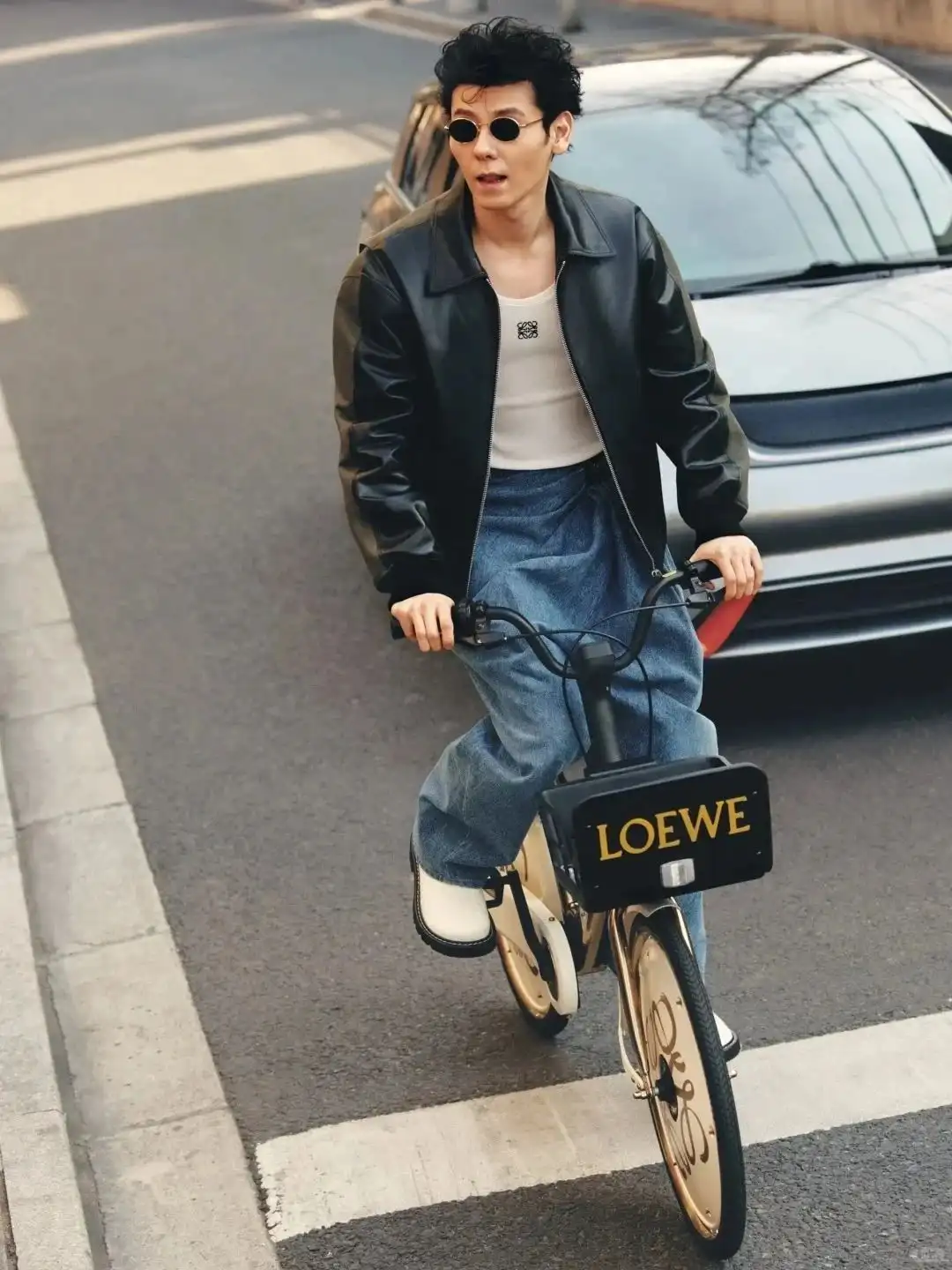 LOEWE携手哈啰推出“金色骑旅”限时体验/喜茶首家海外LAB店在美国纽约时代广场开业