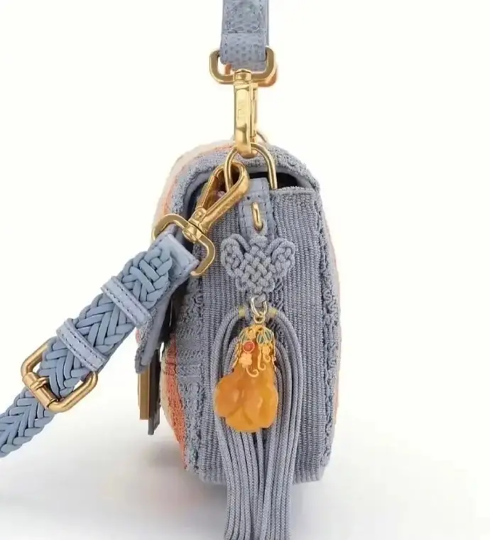 Fendi“韩国结”疑文化挪用陷争议/小米 SU7 Ultra 发布/最小手工雕塑吉尼斯世界纪录（图ZMTUwMzc1ODQ=） - 资讯 - 站酷设计师站酷资讯原创素材 - 站酷ZCOOL