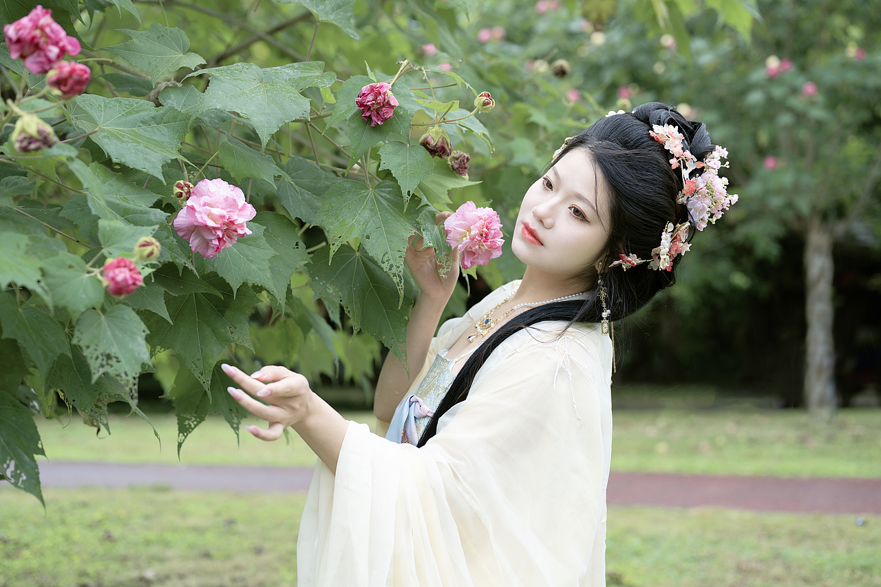 “风有约,花不误”