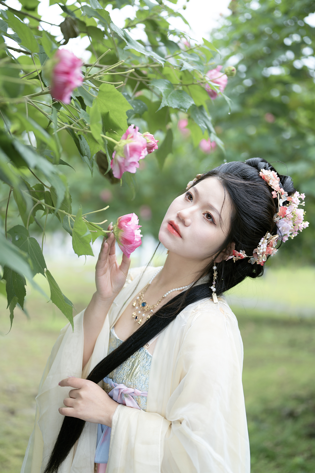 “风有约,花不误”