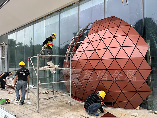 珠海工地不锈钢圆球雕塑制作中 不锈钢网红球体雕塑