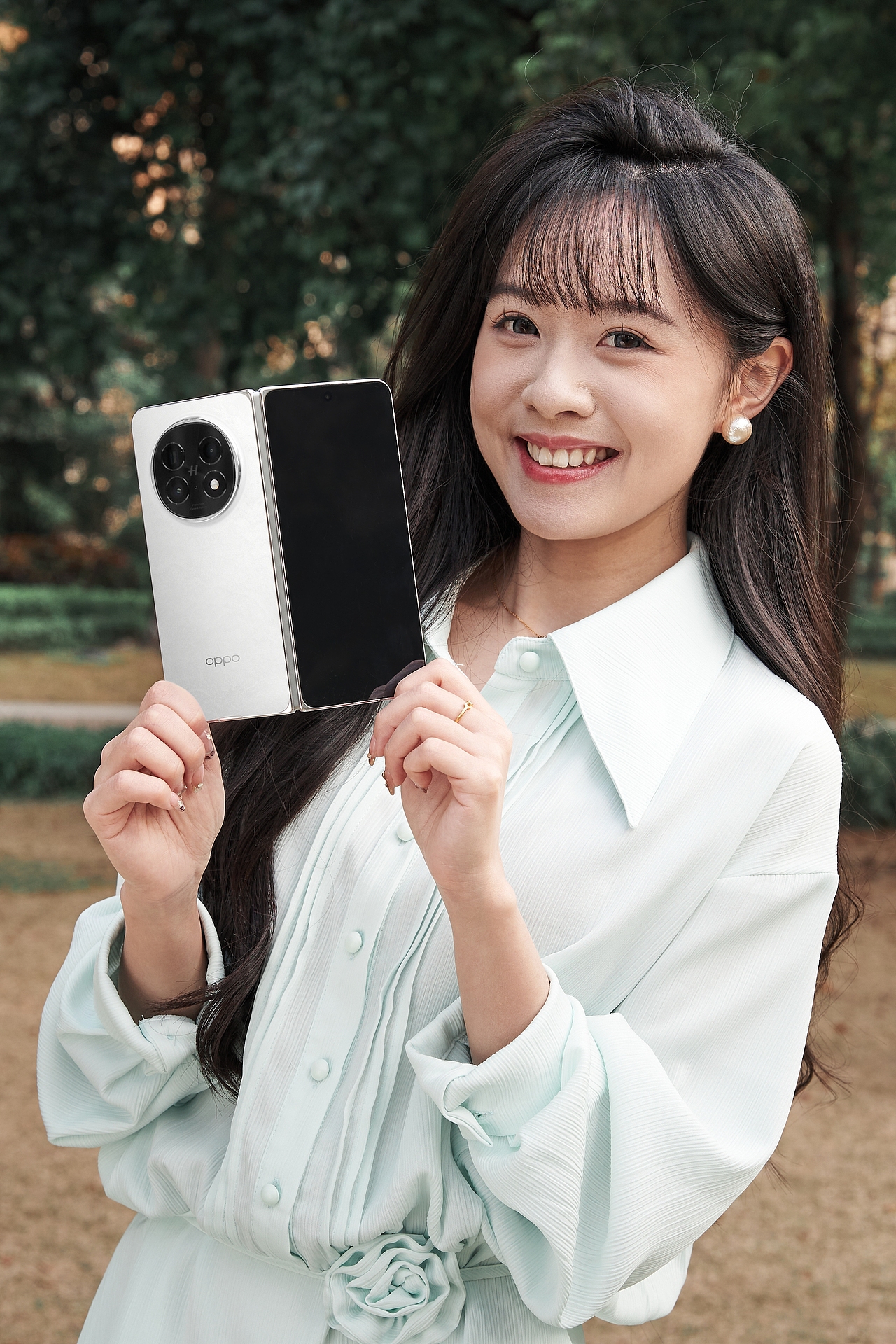 小姐姐手持Find N5手机,而春风拂过小姐姐的脸……