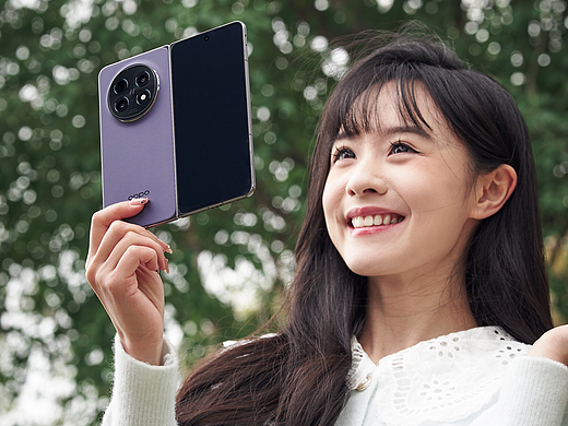 小姐姐手持Find N5手机，而春风拂过小姐姐的脸……
