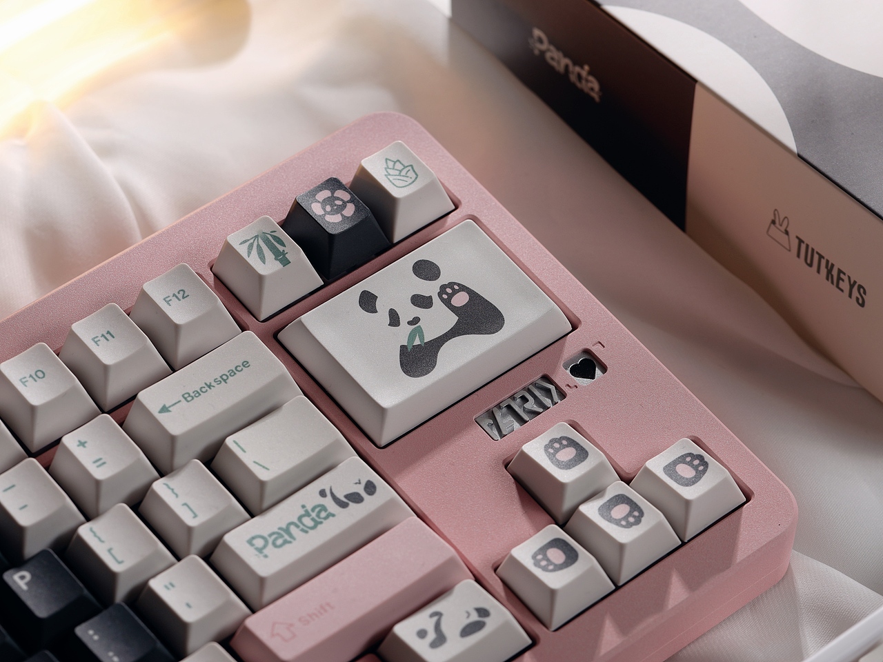 土酱TUTKEYS熊猫键帽搭配Matrix Me键盘（图ZMzg2NjcxMTQ0） - 产品摄影 - 站酷设计师宸芜原创素材 - 站酷ZCOOL