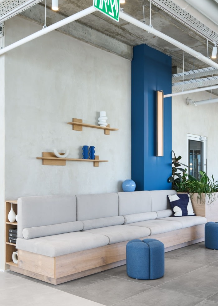 墙壁采用类似于混凝土的纹理清洗技术完成 营造出原始的工业感（图ZMTUwMzk4ODA=） - 资讯 - 站酷设计师凯悦办公装修原创素材 - 站酷ZCOOL