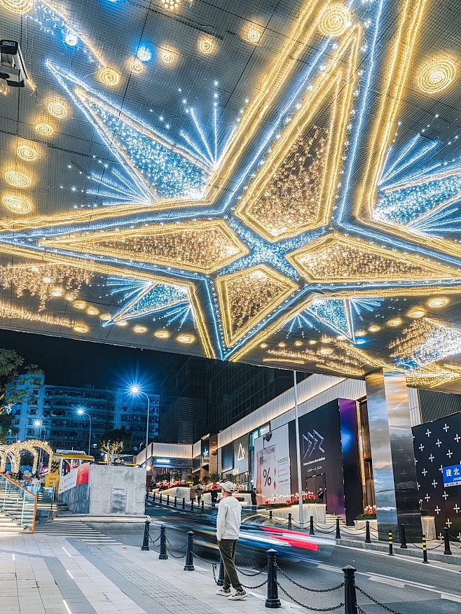 从柔和的暖黄到冷冽的冰蓝，色彩的渐变如同情绪的流转，引领着你穿越不同的时空与心境。We Concentrate on Lighting Art based on Spatial Art Design Field. 