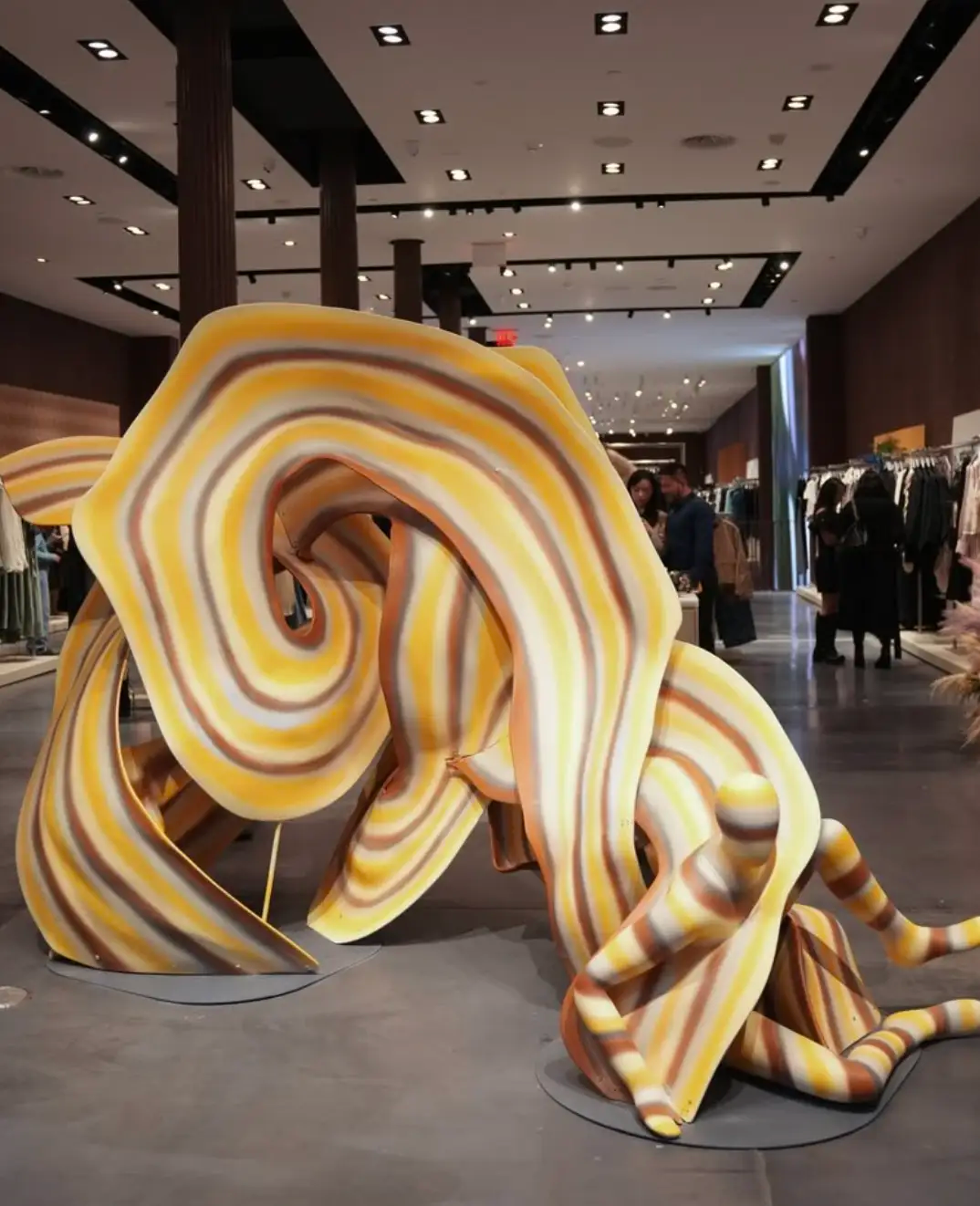 中国建筑师刘家琨获普利兹克建筑奖/雷军喊话改进新能源绿牌设计/神龙汽车发布示界LOGO