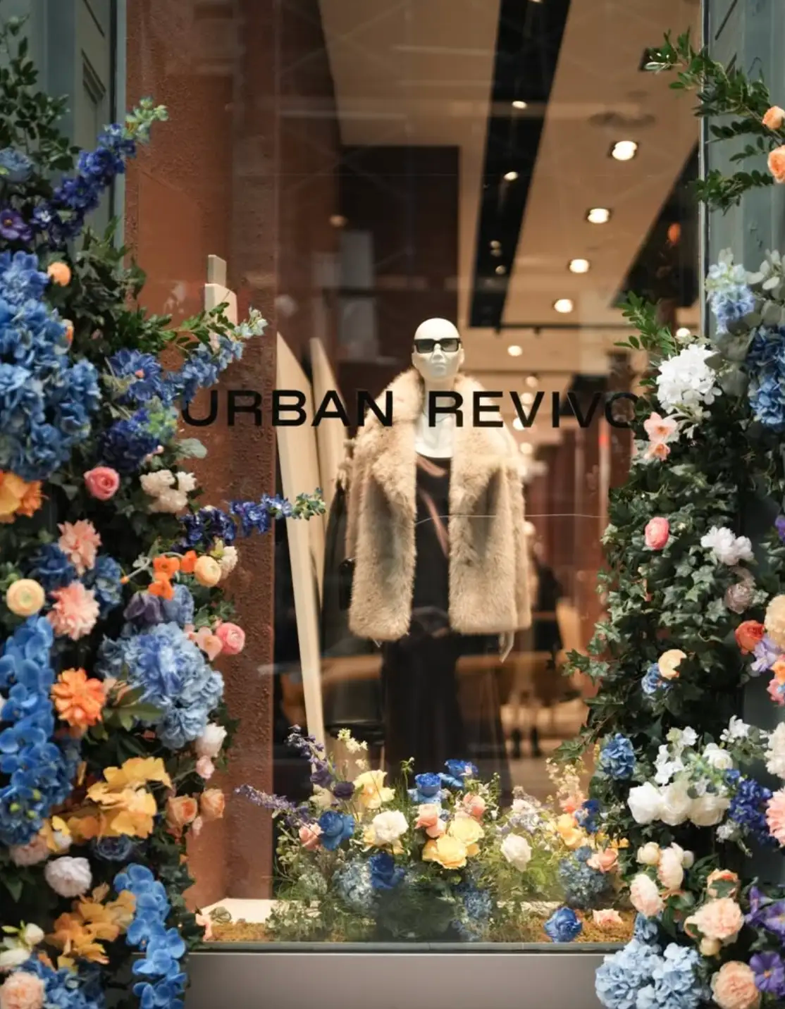 中国建筑师刘家琨获普利兹克建筑奖/雷军喊话改进新能源绿牌设计/神龙汽车发布示界LOGO