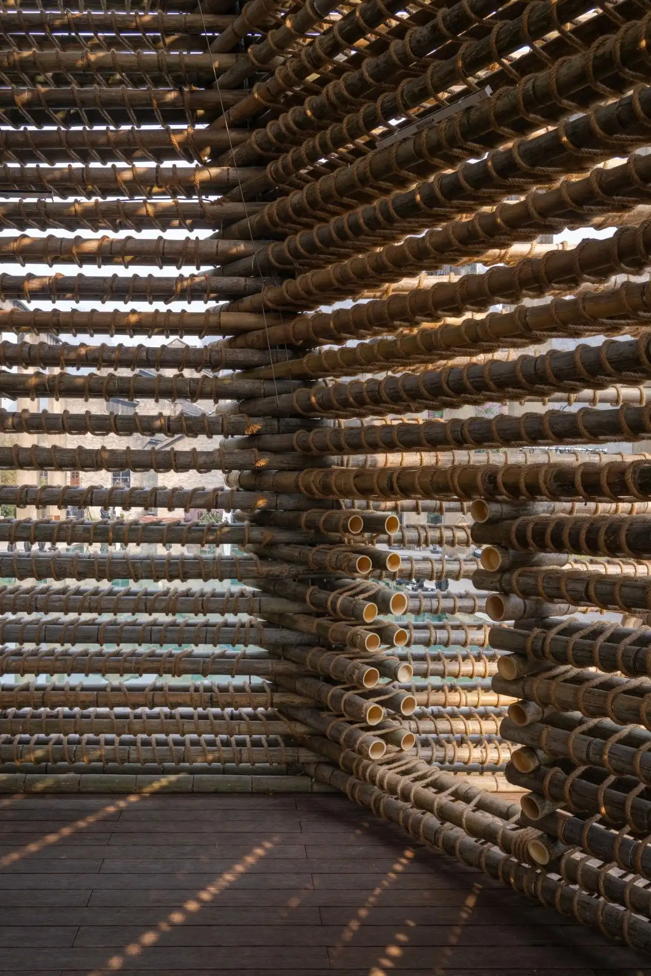 中国建筑师刘家琨获普利兹克建筑奖/雷军喊话改进新能源绿牌设计/神龙汽车发布示界LOGO