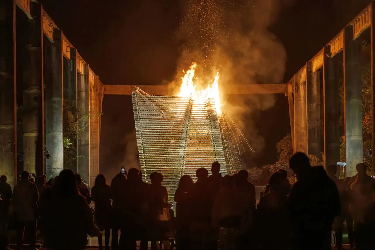 爆竹塔 | 2024糖舍艺文祭核心燃烧装置，2024。© 家琨建筑JIAKUN ARCHITECTS