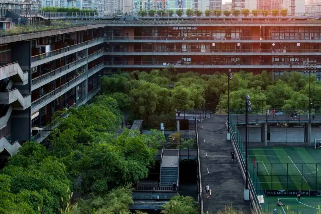 中国建筑师刘家琨获普利兹克建筑奖/雷军喊话改进新能源绿牌设计/神龙汽车发布示界LOGO