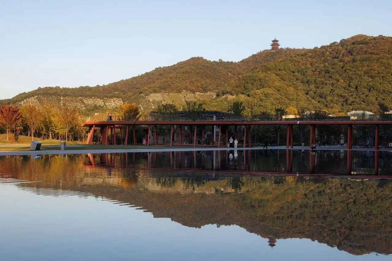 中国建筑师刘家琨获普利兹克建筑奖/雷军喊话改进新能源绿牌设计/神龙汽车发布示界LOGO