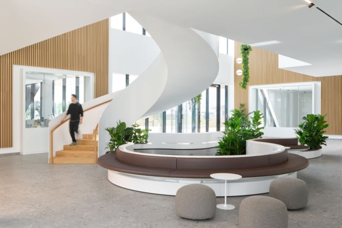 雕塑般的螺旋楼梯清晰而令人印象深刻地确保了建筑的垂直凝聚力