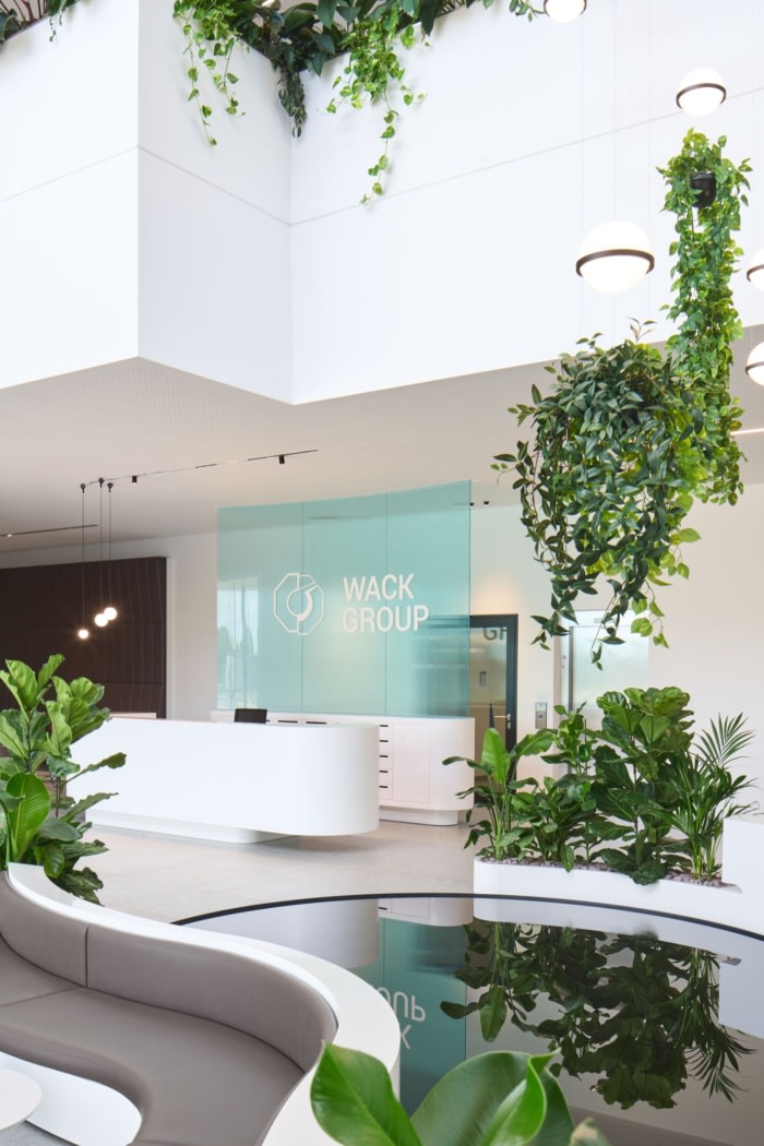 雕塑般的螺旋楼梯清晰而令人印象深刻地确保了建筑的垂直凝聚力