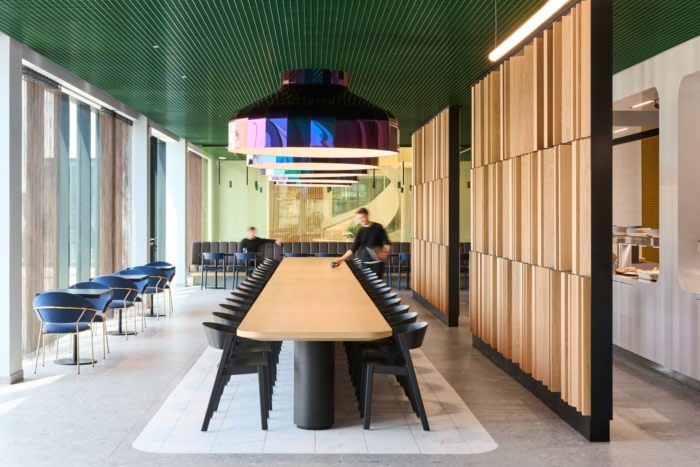 雕塑般的螺旋楼梯清晰而令人印象深刻地确保了建筑的垂直凝聚力