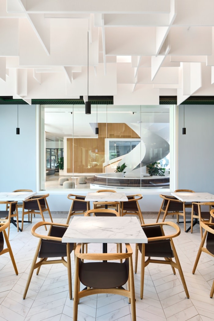 雕塑般的螺旋楼梯清晰而令人印象深刻地确保了建筑的垂直凝聚力