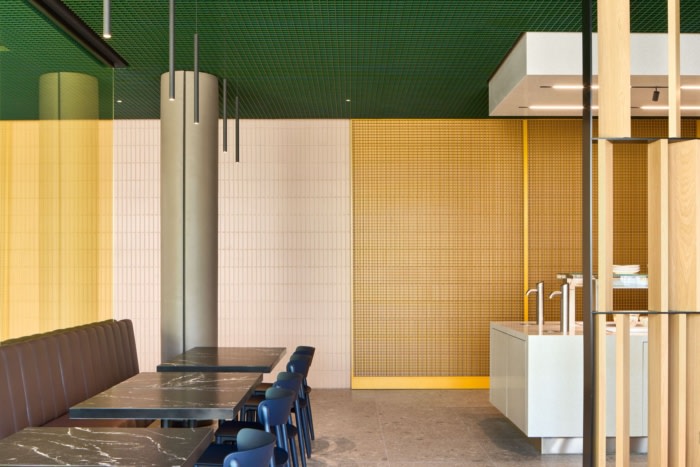 雕塑般的螺旋楼梯清晰而令人印象深刻地确保了建筑的垂直凝聚力