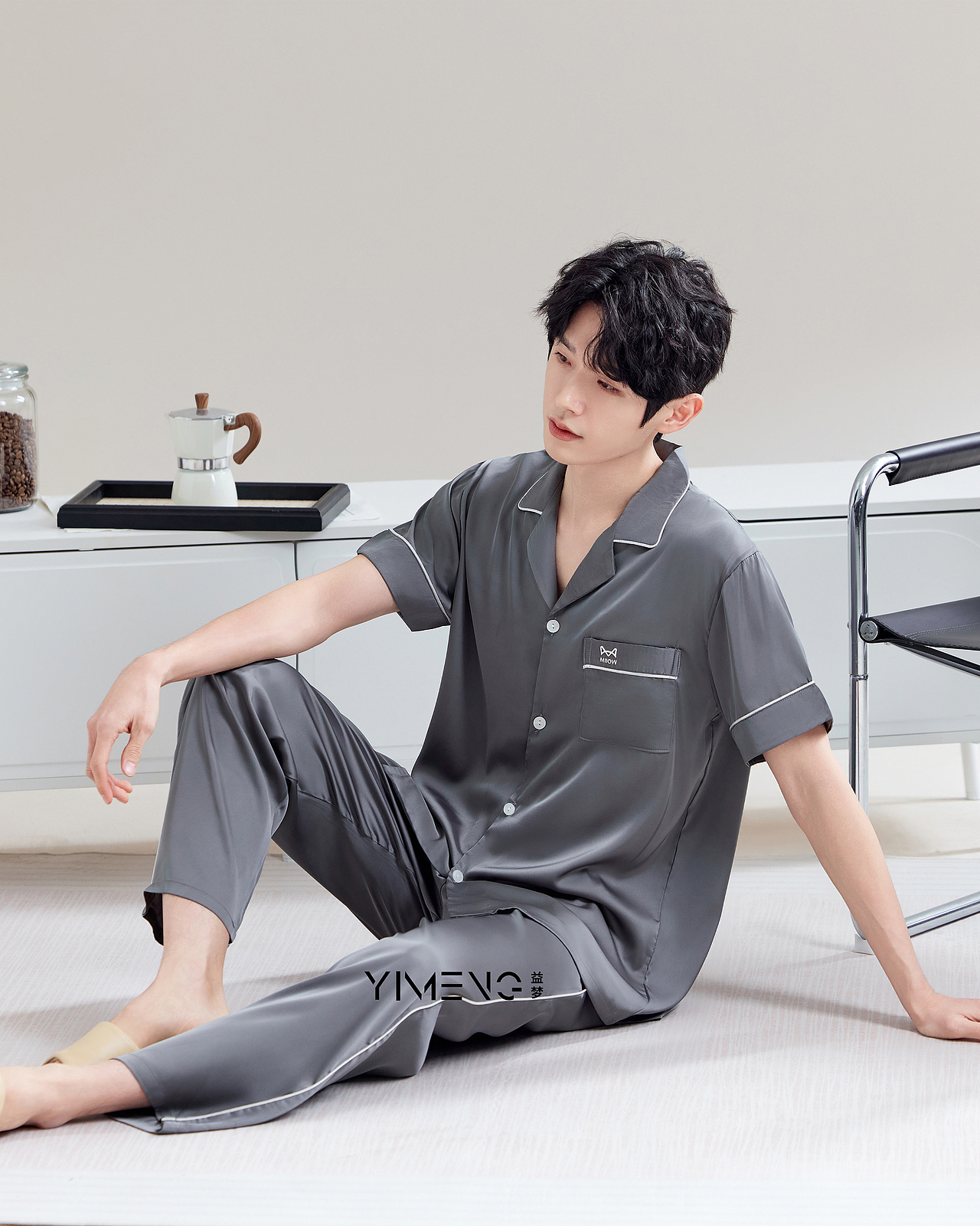 爆款男模冰丝拍摄家居服