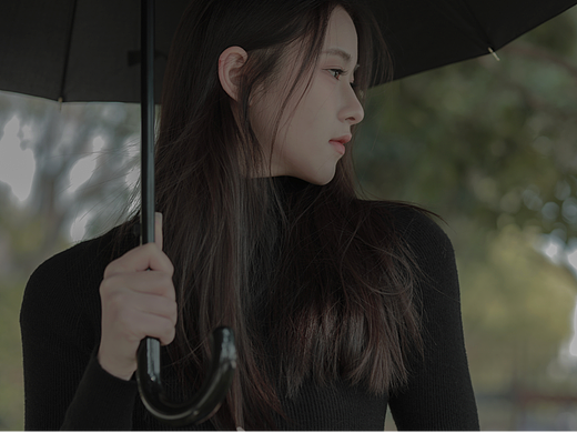 树林里的黑与寂