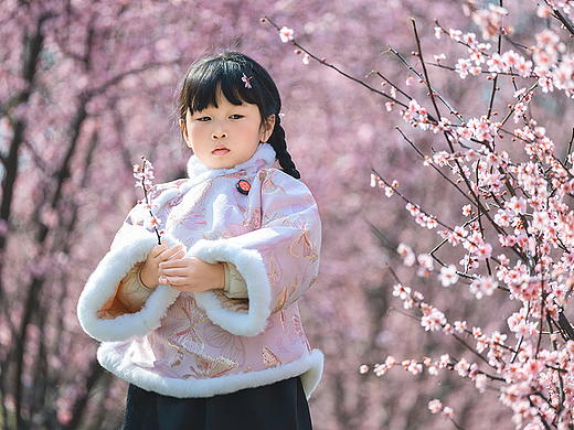 梅花树下小人儿