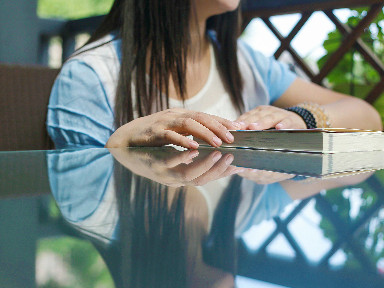 写真约拍 | 书店和文艺女孩的气质邂逅（图ZMzg3MDUzNzQw） - 人像摄影 - 站酷设计师摄影师_罗少原创素材 - 站酷ZCOOL