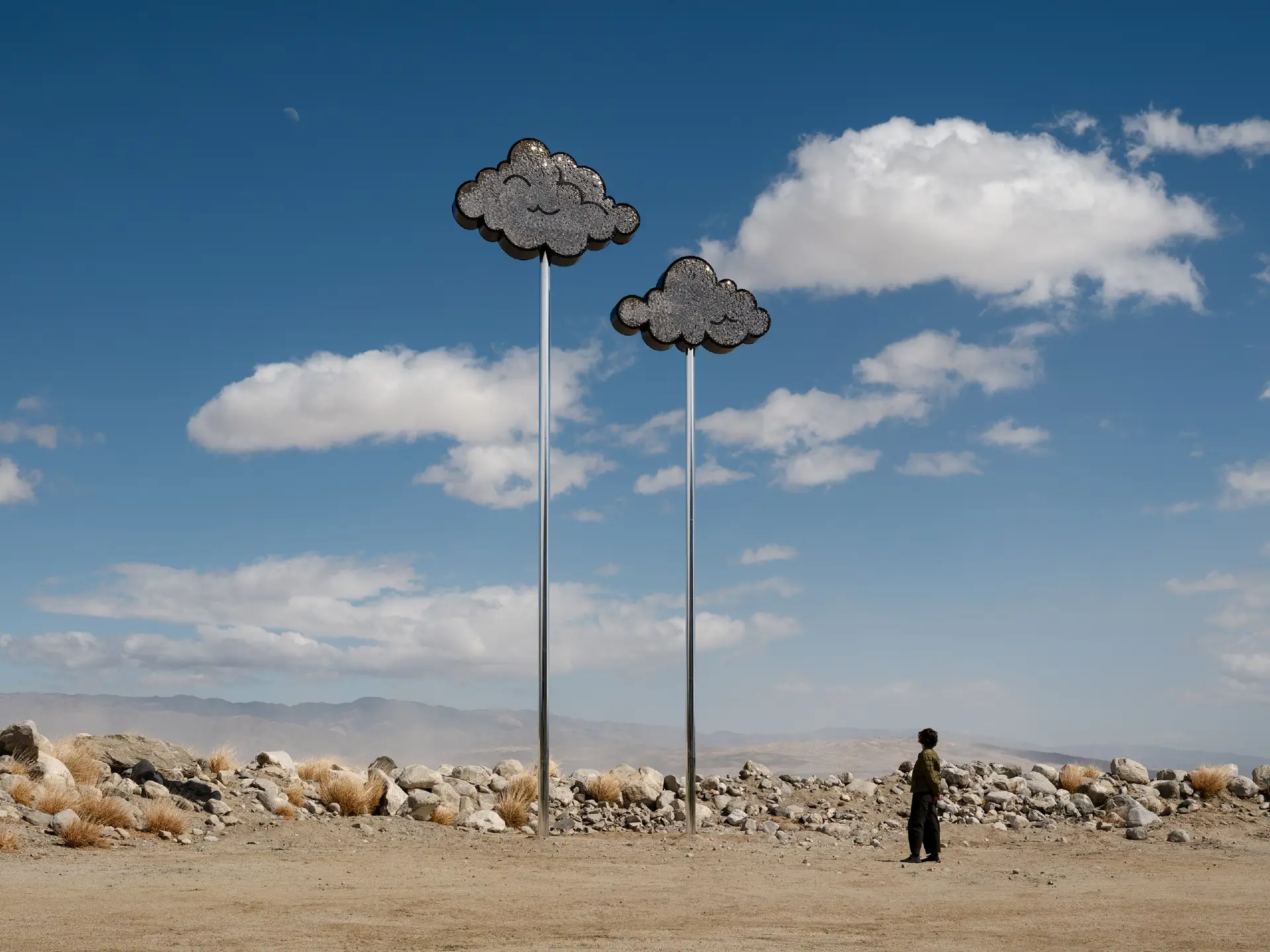 米兰三年展将启幕/杨明洁设计博物馆获德国iF设计金奖/曝苹果正研发带摄像头的AirPods