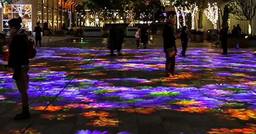 在户外实施互动投影，哪些要素是关键以增强展示效果？