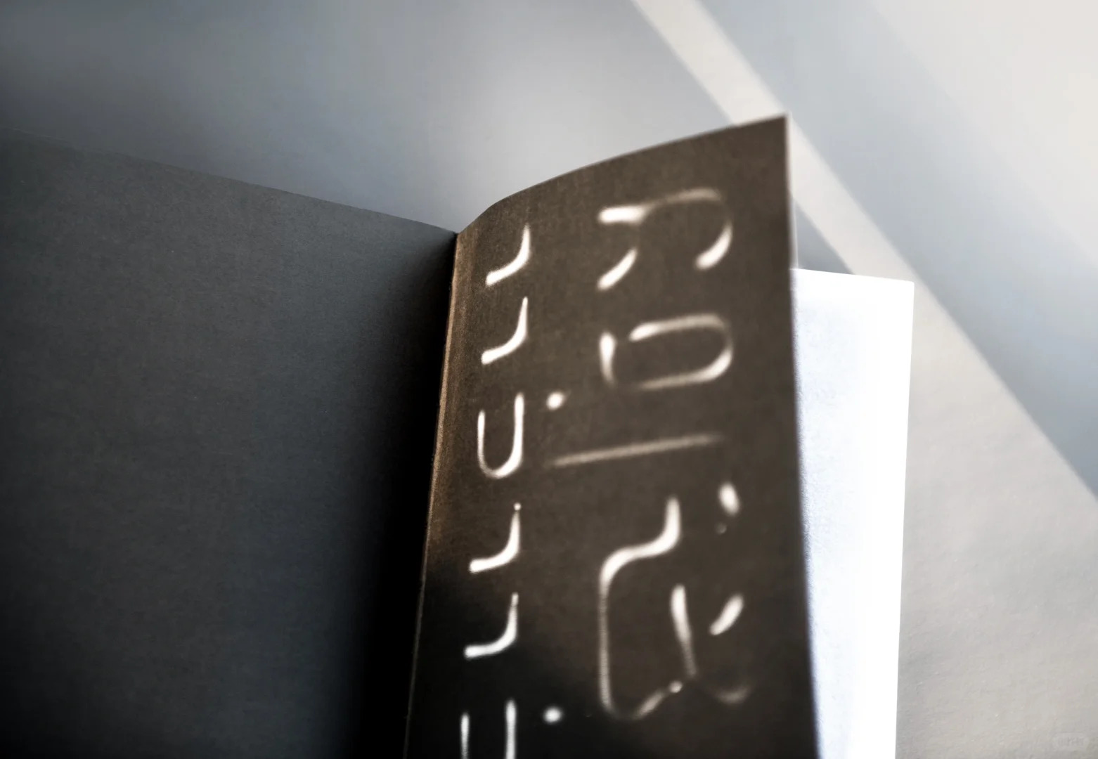 隐藏在设计叙事里的视觉隐喻-《自卑与超越》书籍设计｜365天的好设计NO.52（图ZMTUwNDc3NTI=） - 观点 - 站酷设计师站酷资讯原创素材 - 站酷ZCOOL