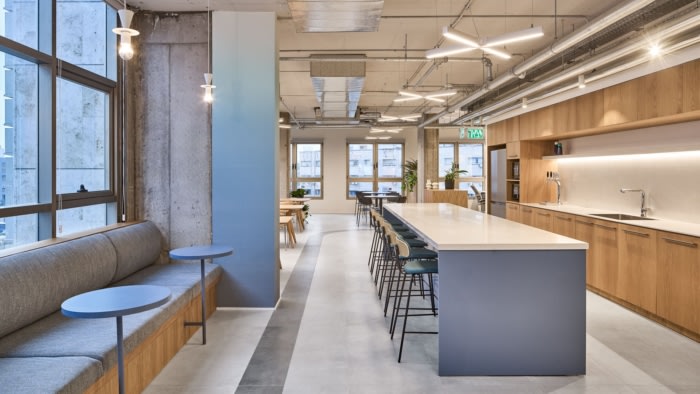 为了增加温暖和自然质感 橡木风格被无缝融入设计中（图ZMTUwNDgxMjQ=） - 资讯 - 站酷设计师凯悦办公装修原创素材 - 站酷ZCOOL