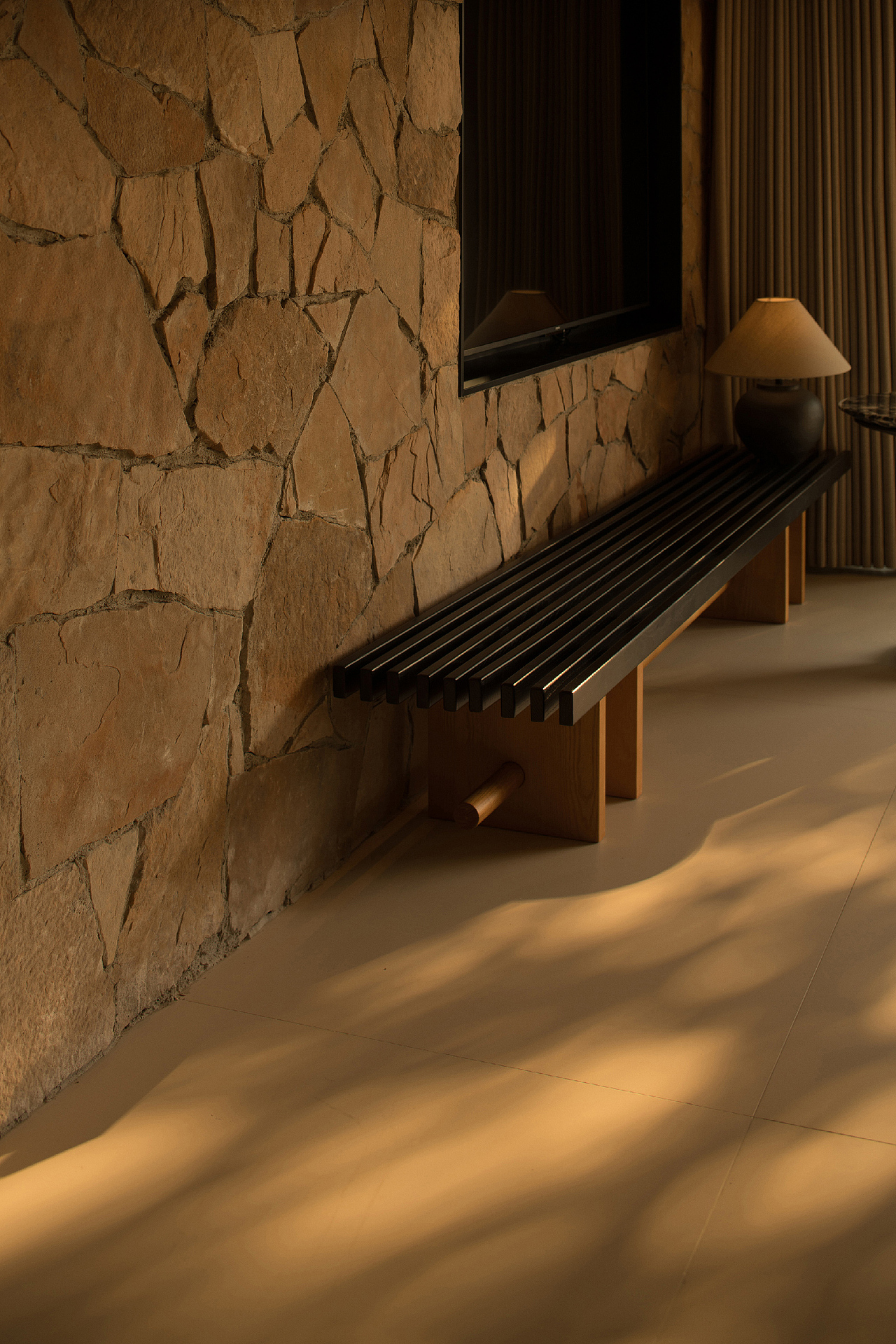 隐逸山林,听雨捕风,在山岚暮紫间,在湍江激流中,忘却时间与自己;悬于山岩之上,被深野古木拥于怀抱,隔离喧嚣闹世,仰望落日与皎月星河,超脱世外,唯问心神栖居之处。