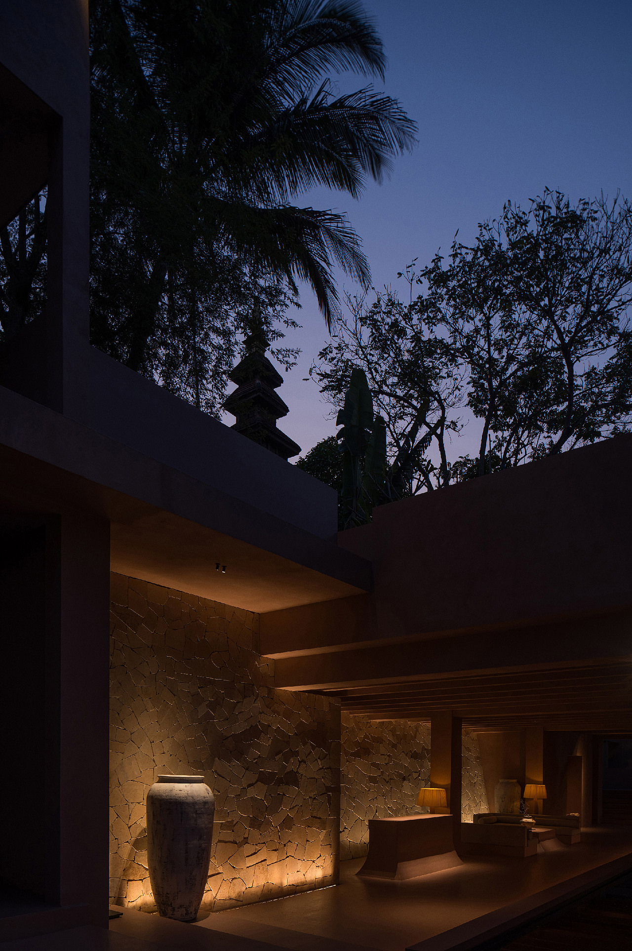 从素朴的自然环境中,摘取灵感元素,创造出简约平衡的诗意空间,让身处其中的人沉浸于自然之美,卸下身体的羁绊,释放原始的、平衡的、静谧的自我意识。飘然物外,栖身苍云息影;绝尘于世,问道山野泽畔。
<br><br>项目名称:安莱雨林野奢酒店<br>项目地点:西双版纳景洪<br>项目面积:3500m2<br>开业时间:2024.03<br>设计机构:FUNS方糖空间设计顾问<br>设计总监:罗斌<br>设计服务:建筑设计,空间设计,软装设计,原创道具设计<br>家具软装落地:CHIC契可家居<br>照明设计:OWAY欧未照明<br>项目摄影:形在摄影 贺川