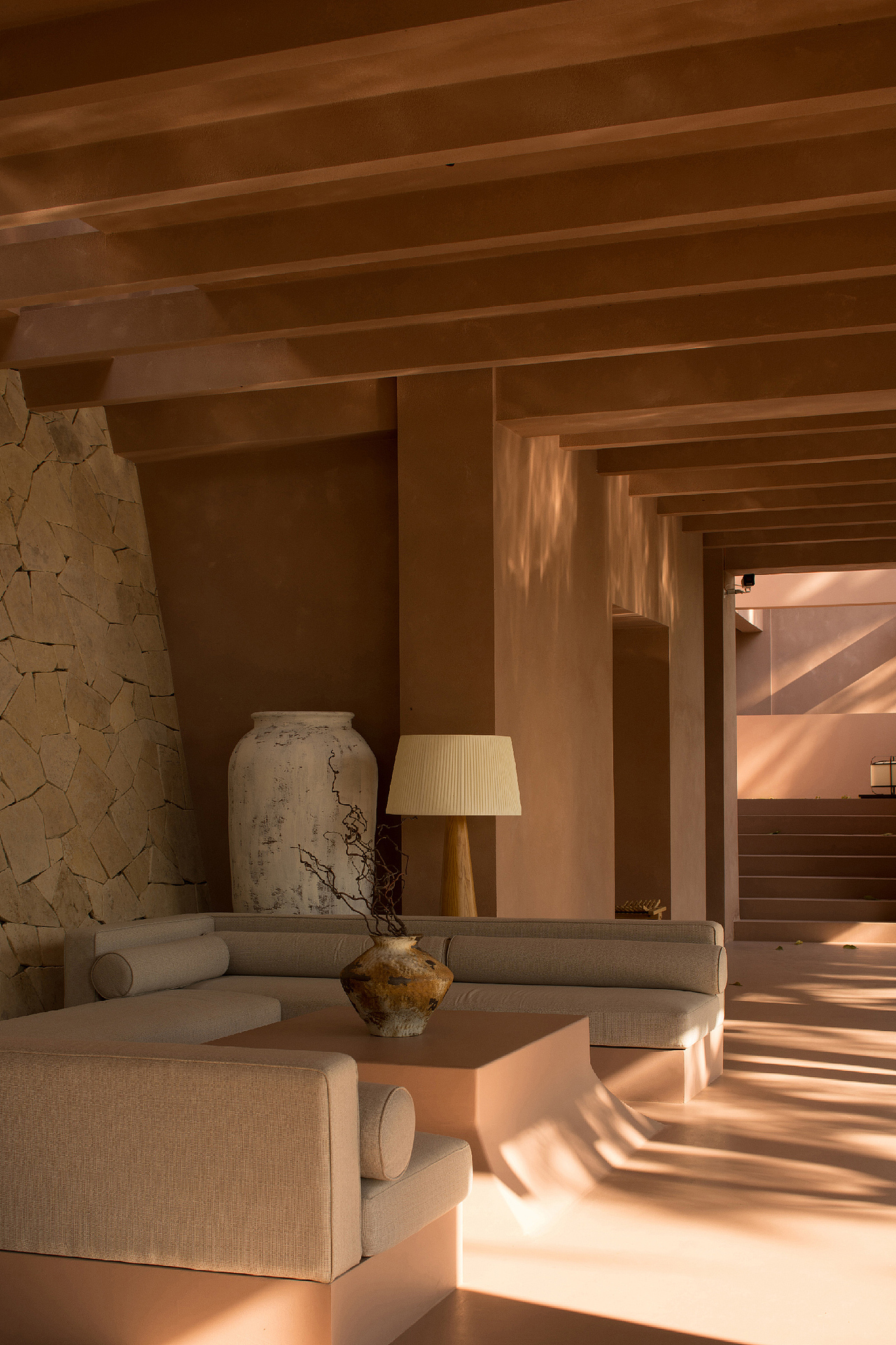 建筑依山势而建,我们将自然界中的“石块”置于山野林间,用大体块构建三层空间,让建筑隐逸于山林之间,忽近忽远,身栖雨林,心生缥缈。