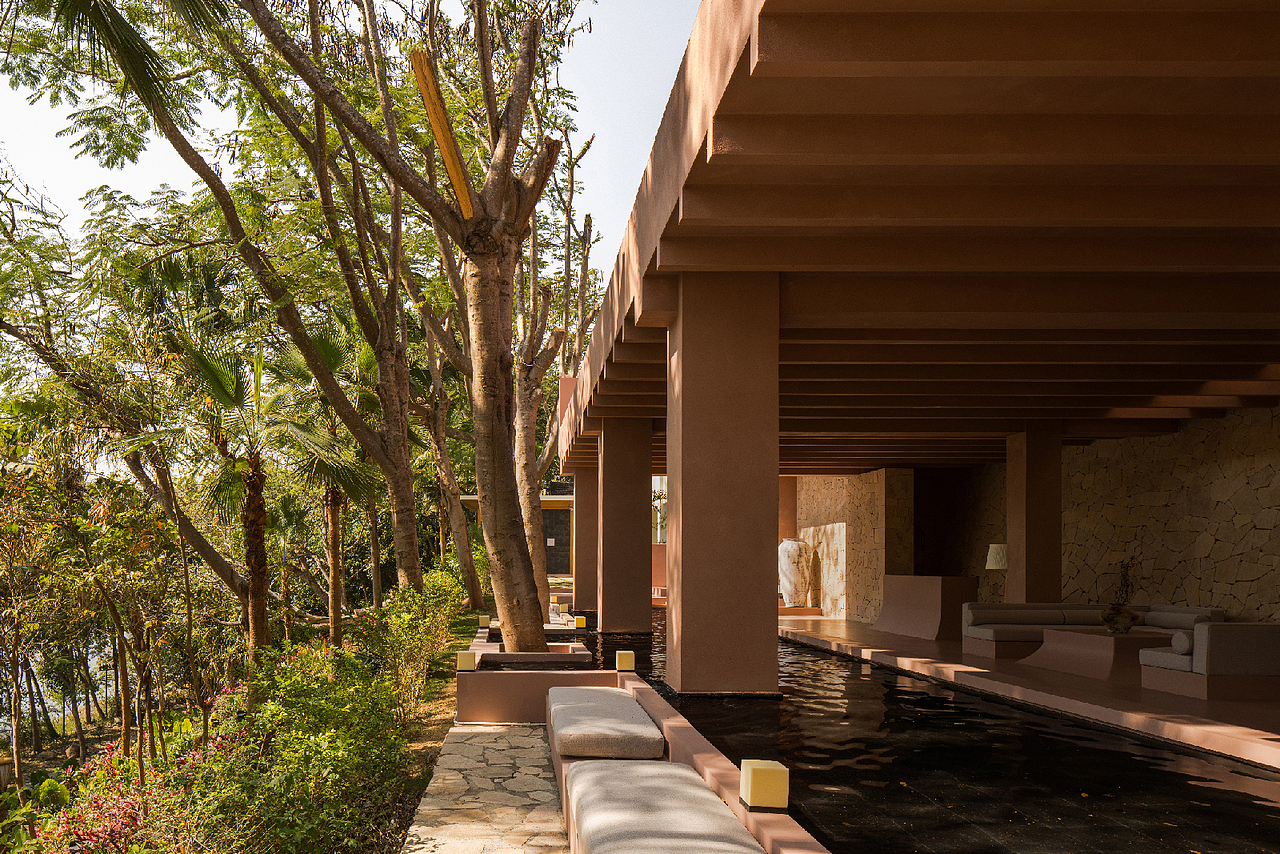 入口处是层层递进的阶梯,端景处的绿植,摇曳的雨林风情牵引燥热的萌动。随着湿热的气息游走,山坡之上,粼粼波光,大面积的水景在自由呼吸,闷热感随之驱逐。