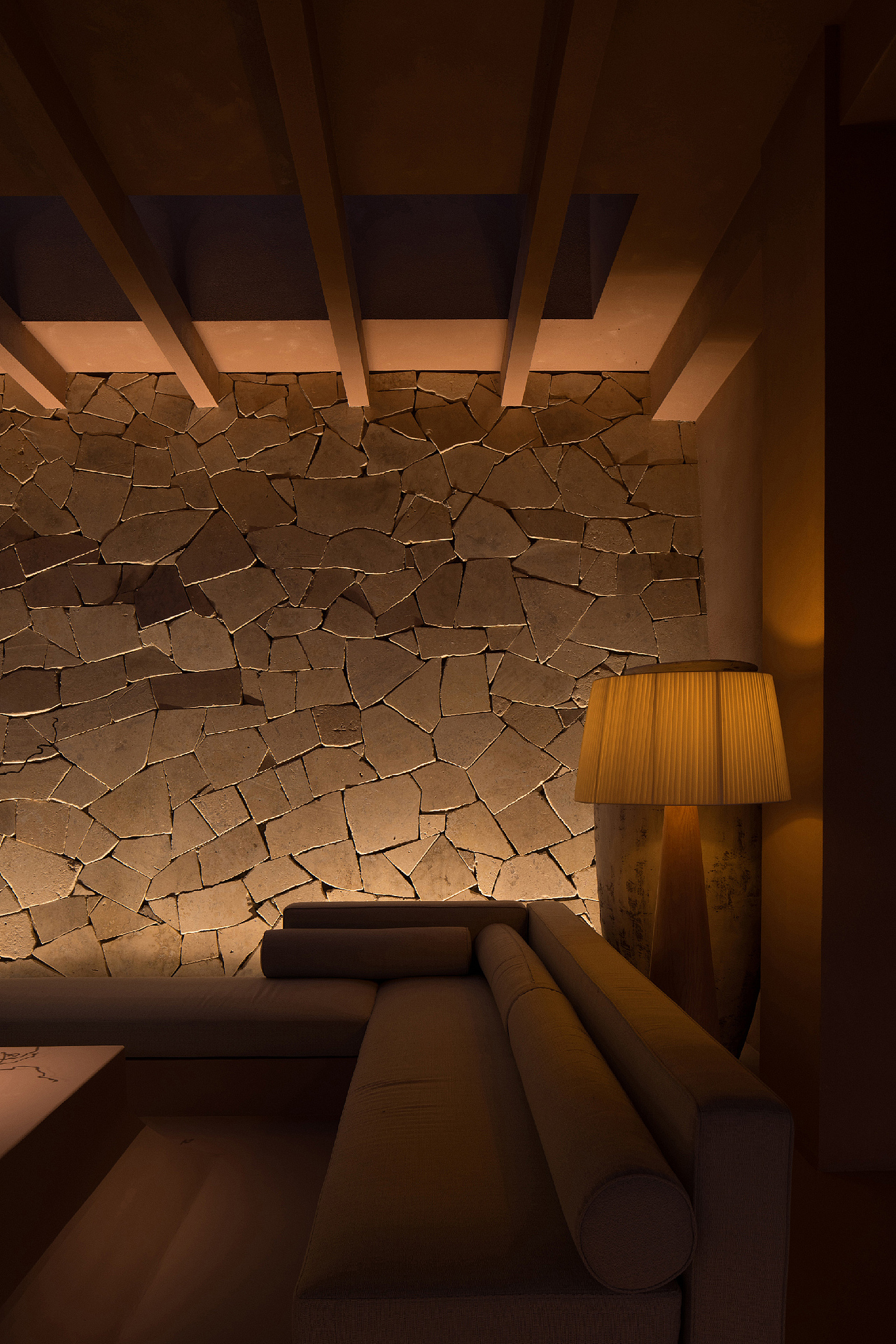 一层客房区开放的花园,给每个顾客围囿出一方静谧独享的空间,清晨和煦的阳光穿过层层密林照耀在不远处的澜沧江面,金银闪耀,跃入泳池,伴着微波感受江水的轻声细语和自然的跳动脏博。