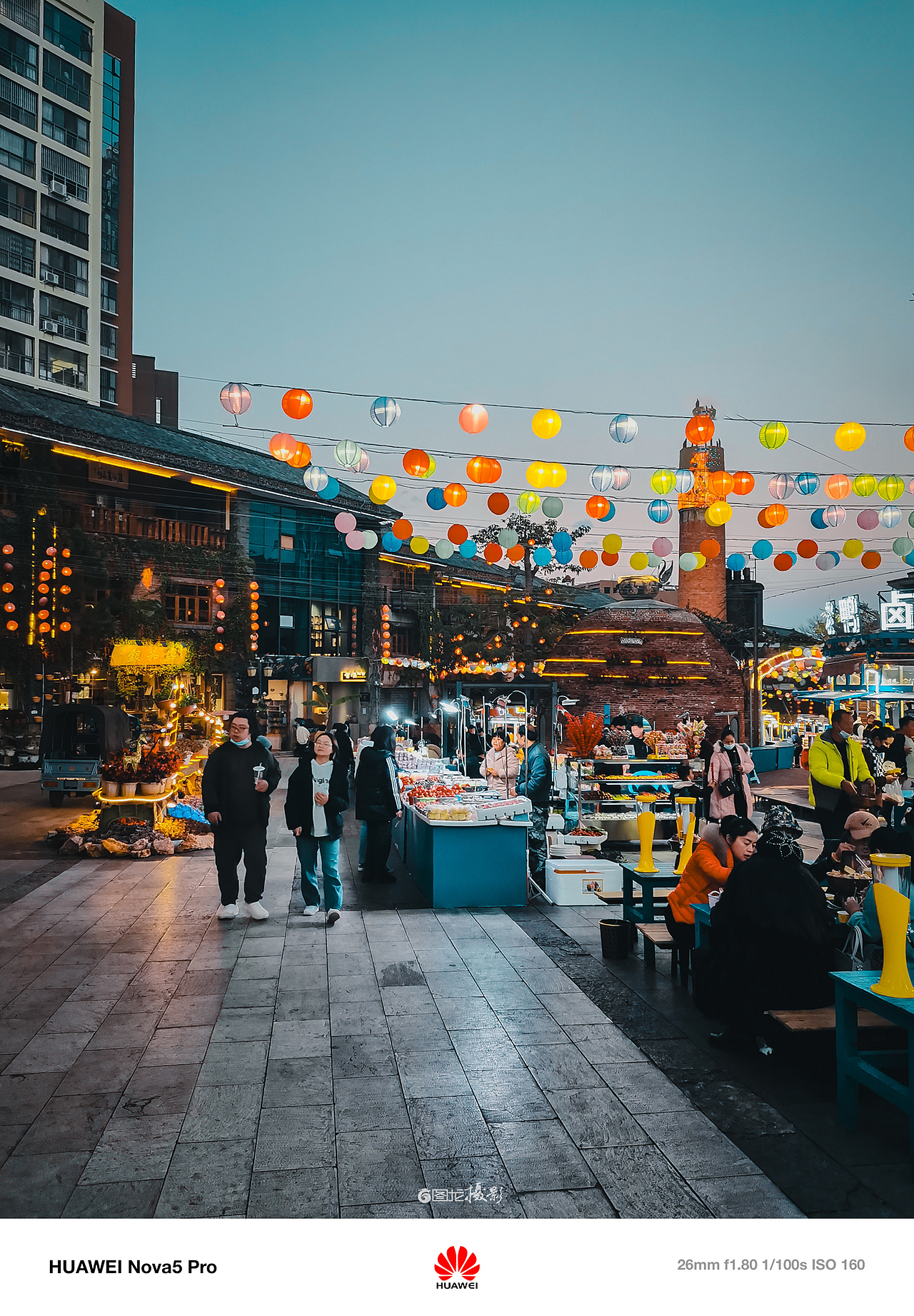 建水紫陶街：夜幕下的文化与生活交融画卷