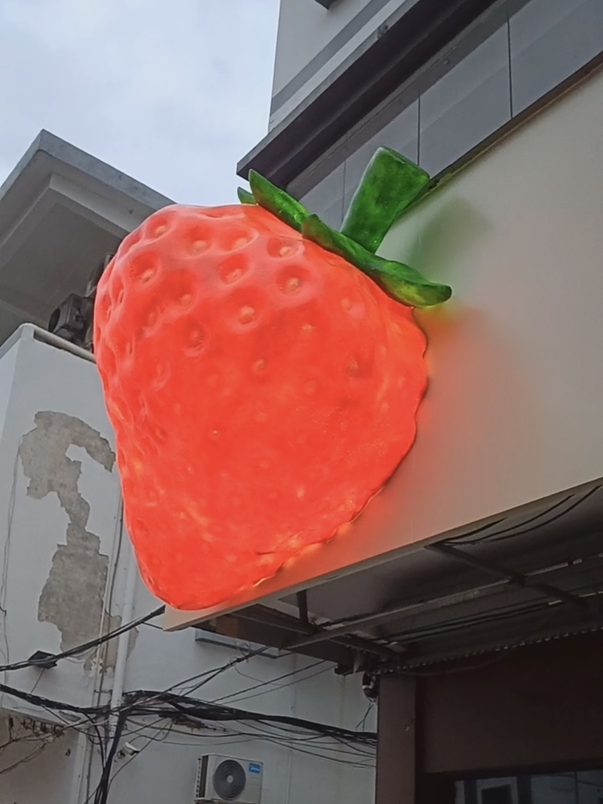 草莓灯箱门头雕塑