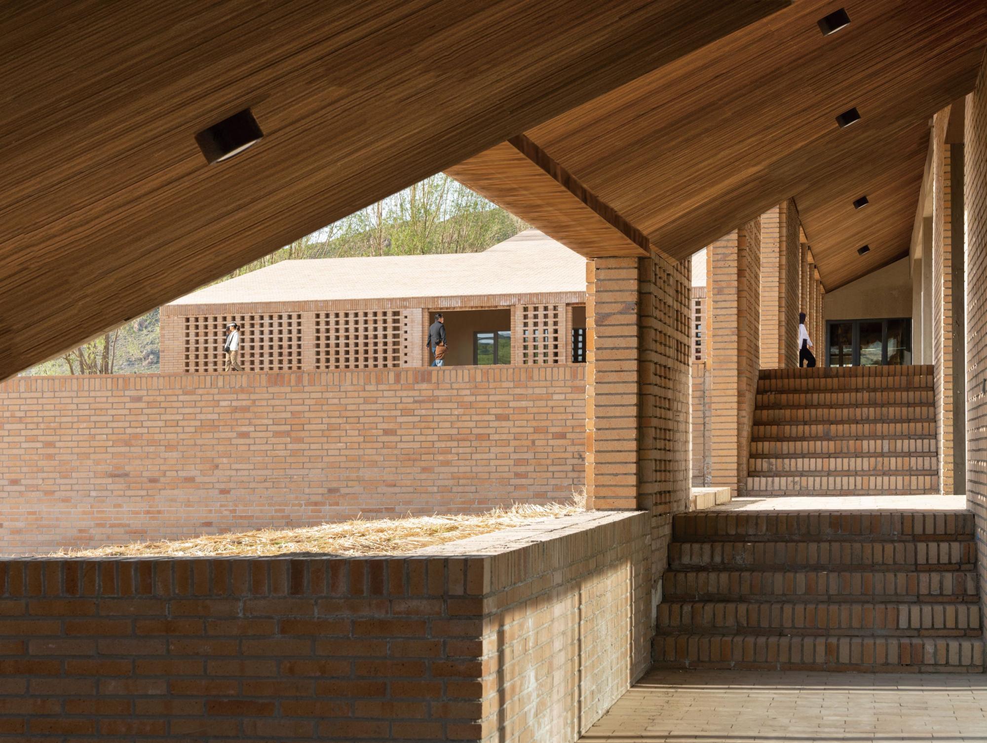 吴彦祖首家咖啡店亮相成都/QS世界大学艺术与设计学科排名发布/2024 美国砖建筑奖揭晓