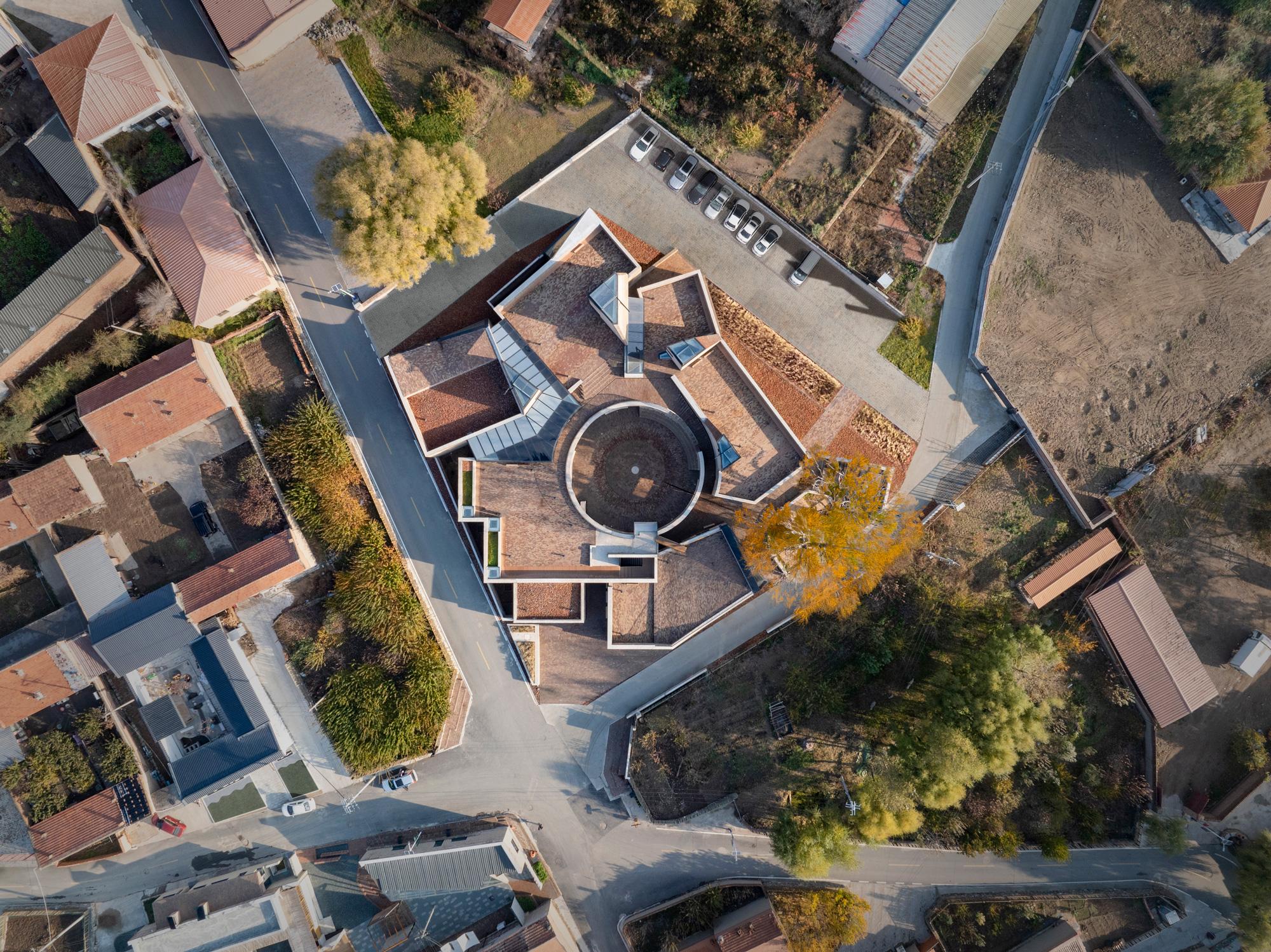 吴彦祖首家咖啡店亮相成都/QS世界大学艺术与设计学科排名发布/2024 美国砖建筑奖揭晓