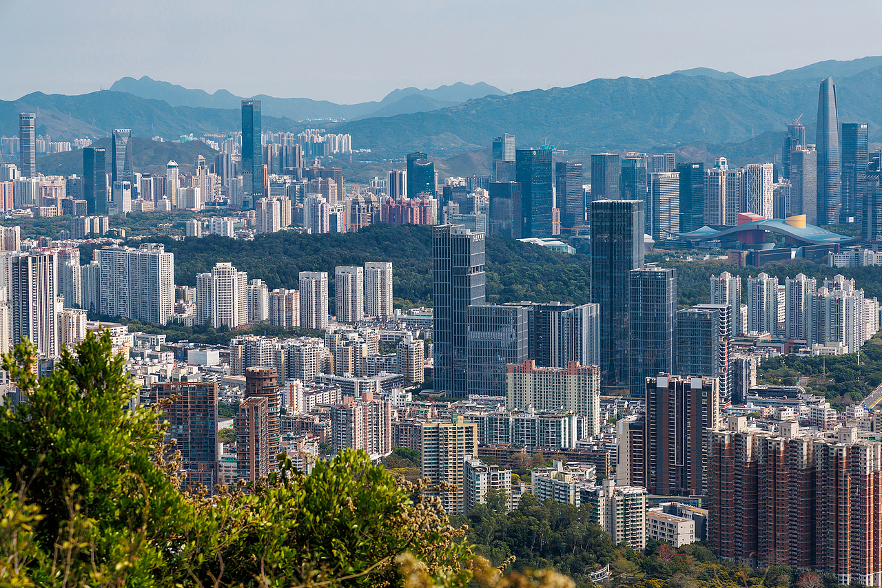深圳梅林水库后山 城市天际线