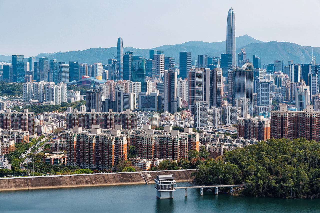 深圳梅林水库后山 城市天际线