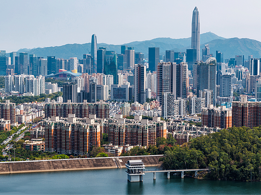 深圳梅林水库后山 城市天际线