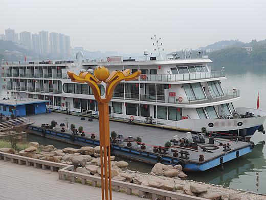 李文全随拍：一条江紧系，路灯跟游轮的彼此牵挂