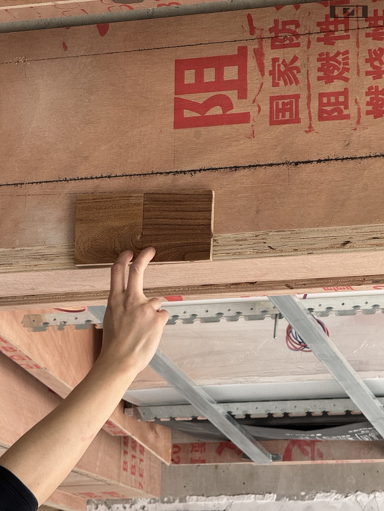 色卡现场PK！斜顶天花未封板前的关键较真