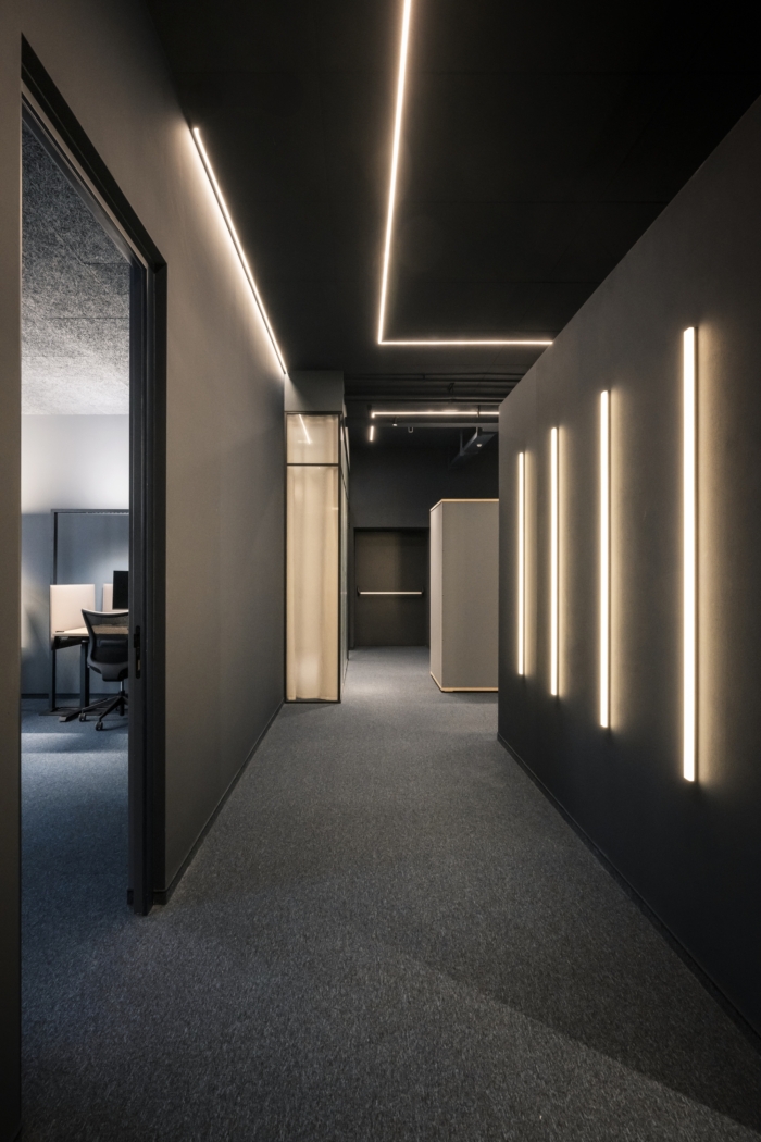 外露的电缆和吊顶系统强调了该项目的技术驱动和动感美学