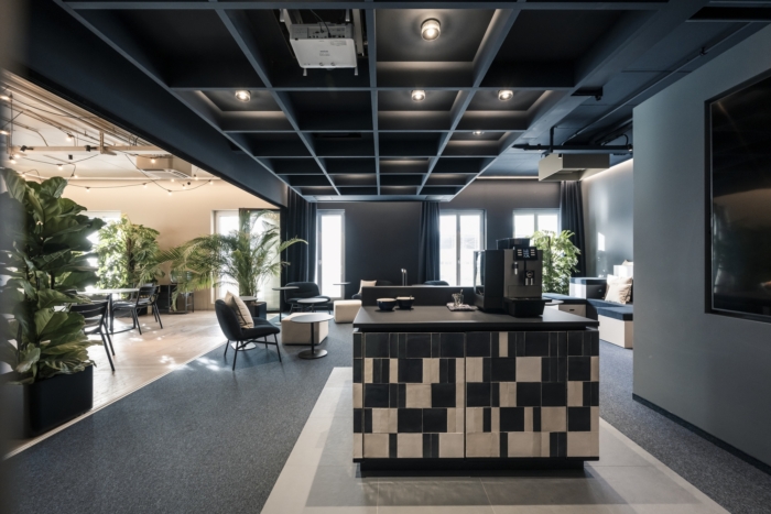 外露的电缆和吊顶系统强调了该项目的技术驱动和动感美学